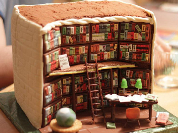 Wow, Cake Ini Dibuat dengan Desain Interior Perpustakaan Super Detail!